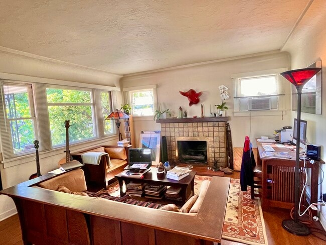 Photo - 1042 W 14th St