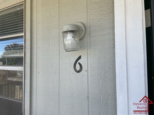 Photo - 1502 NW Kingsbury Ave