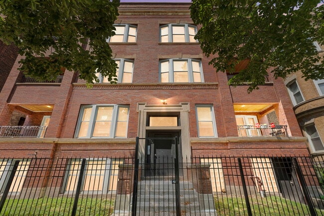Building Photo - 5724 S King Dr Rental