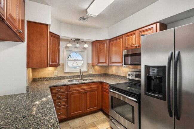 Photo - Newly Renovated 3BD/2BA Penthouse, 1/2 Blo... Unidad A