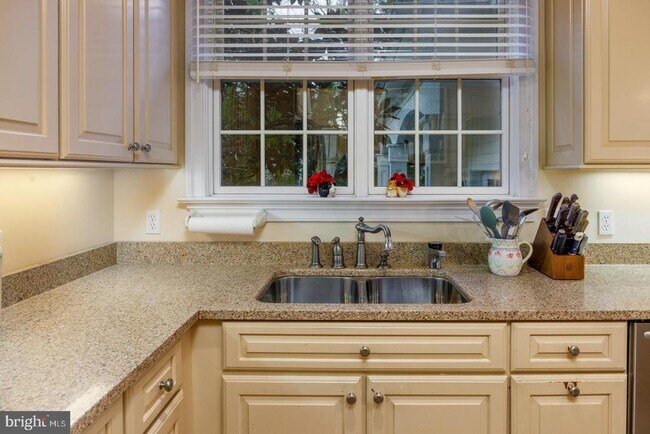 Photo - 7058 Thomas Ln