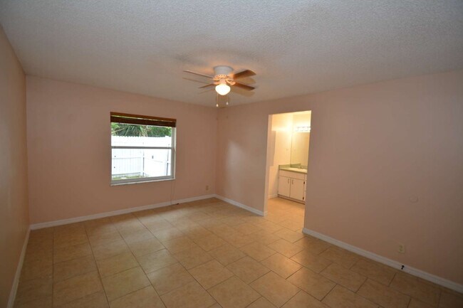 Photo - Fenced Yard, Screened Porch 3Bed/2Bath