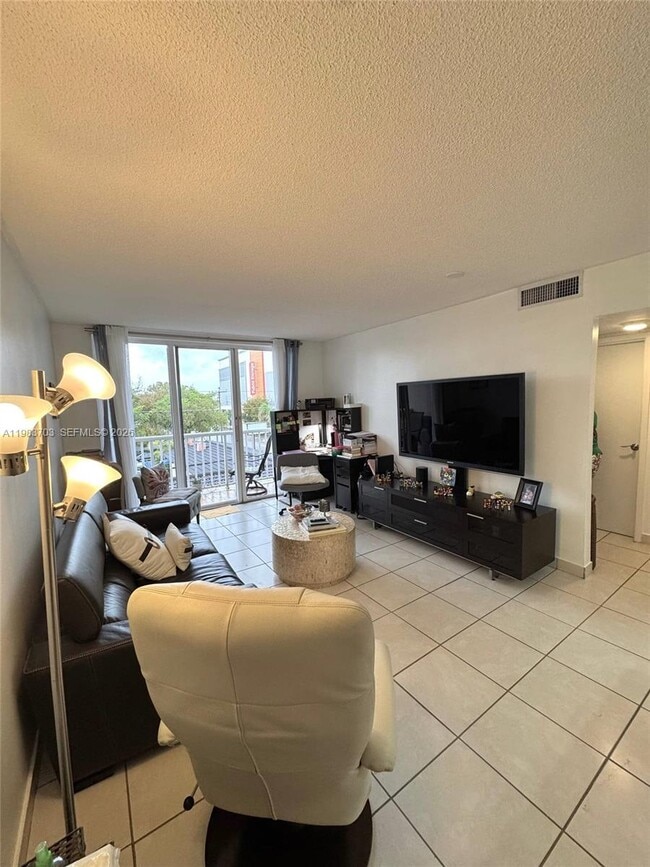 Photo - 3551 SW 9th Terrace Unidad 317