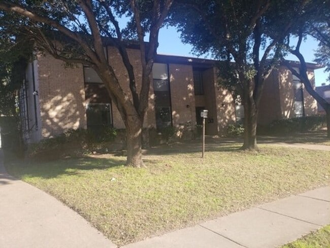 Building Photo - 2909 Las Vegas Trail Unit D