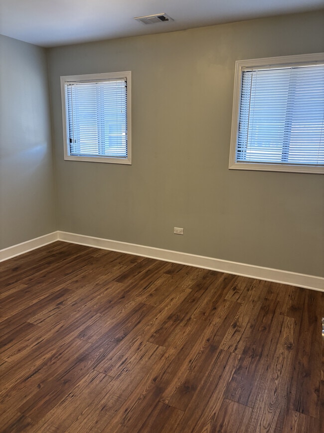 Building Photo - 5991 N Northwest Hwy Unit APT 302