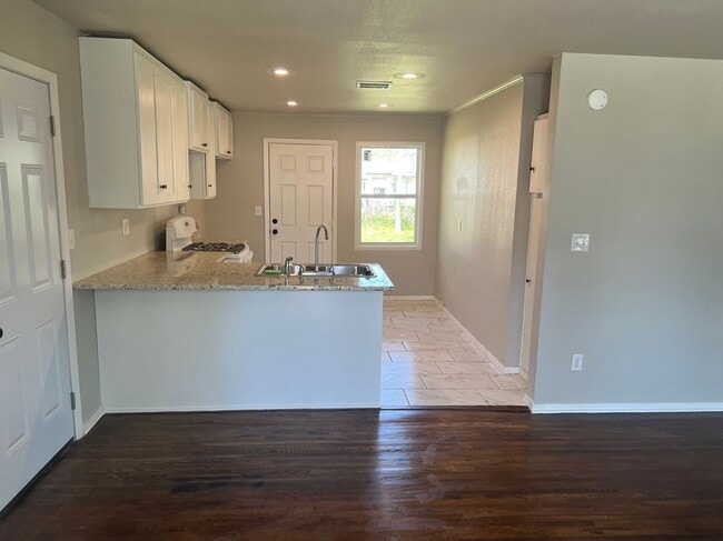 Photo - 727 E 33rd St N