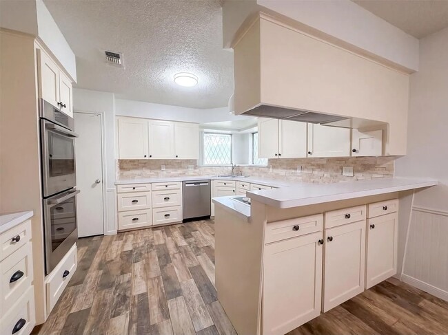 4042 Greenbriar Dr