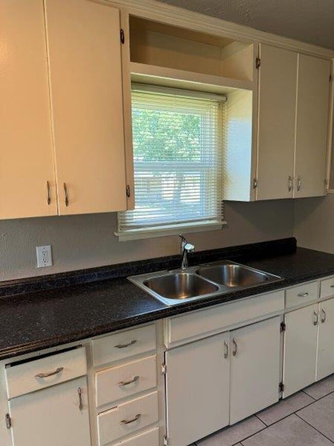 Photo - two bed One bath home in Midwest City!