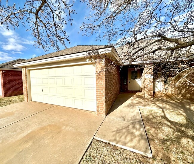 Building Photo - Duplex Available in North by Northwest!