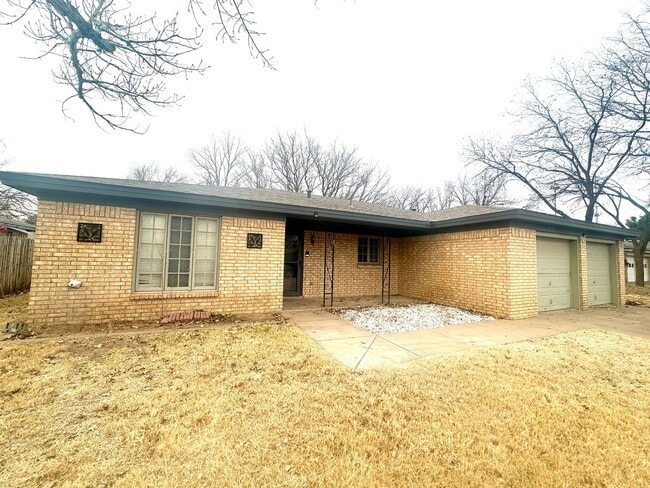 Building Photo - Cute Traditional 3-Bedroom with 2-Car Garage Available!