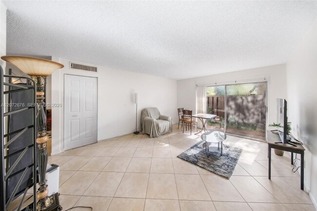 Photo - 10826 N Kendall Dr Unidad T13