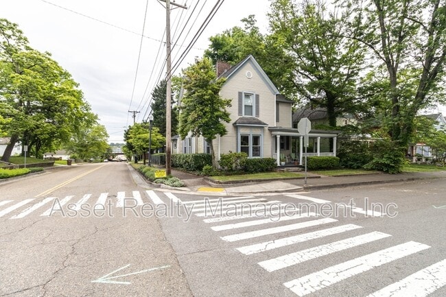 Photo - 820 Luttrell St