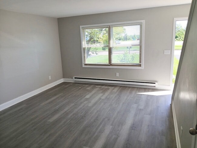Photo - 746 Oakton Rd
