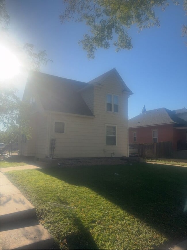 Building Photo - Bright & Spacious 3 Bed 1 Bath Apartment