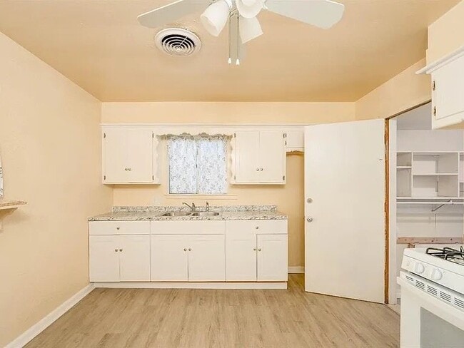 Photo - 9909 N McKinley Ave