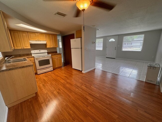 Photo - 2 Bedroom 1.5 Bath Clean & Cozy Home for Rent