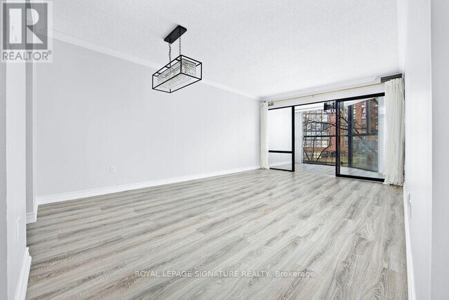 Photo - 2091 Hurontario St Unit 211