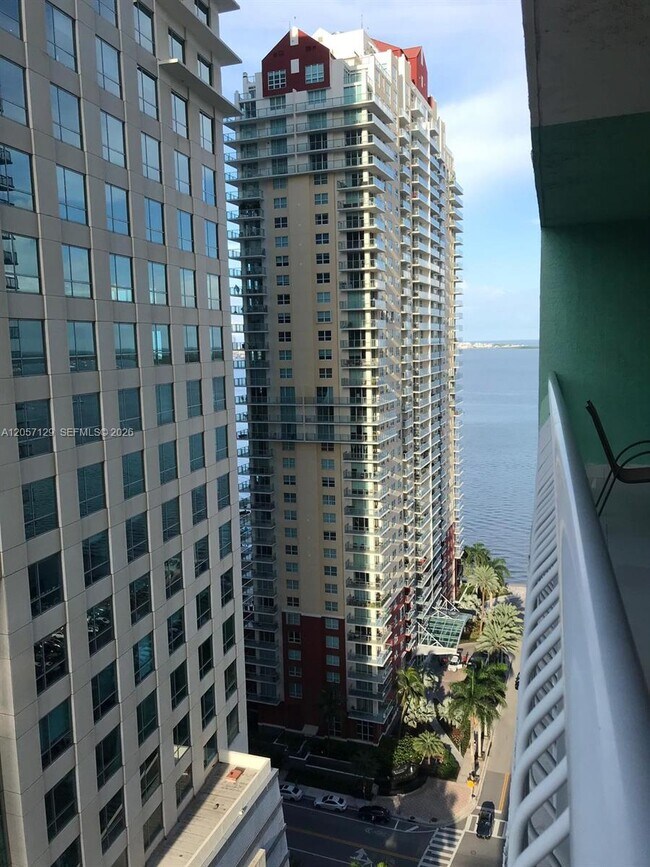 Building Photo - 1200 Brickell Bay Dr Unit 2418