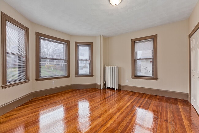 Building Photo - 94 Gladstone St Unit 1