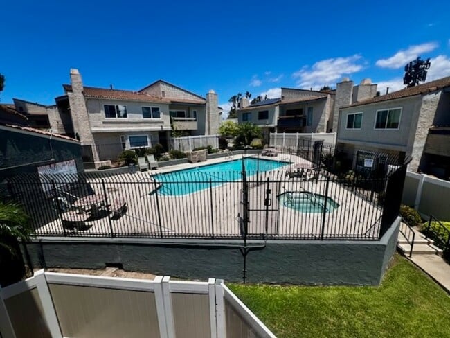 Building Photo - 1720 Melrose Ave Unit 37