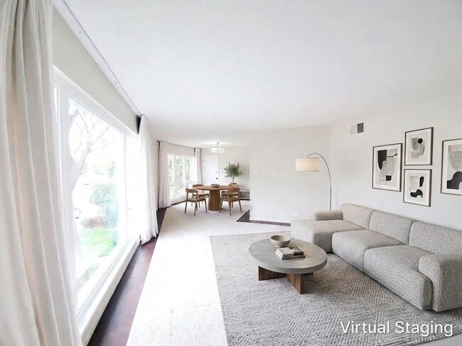 Building Photo - Lovely top floor condo Unit 3