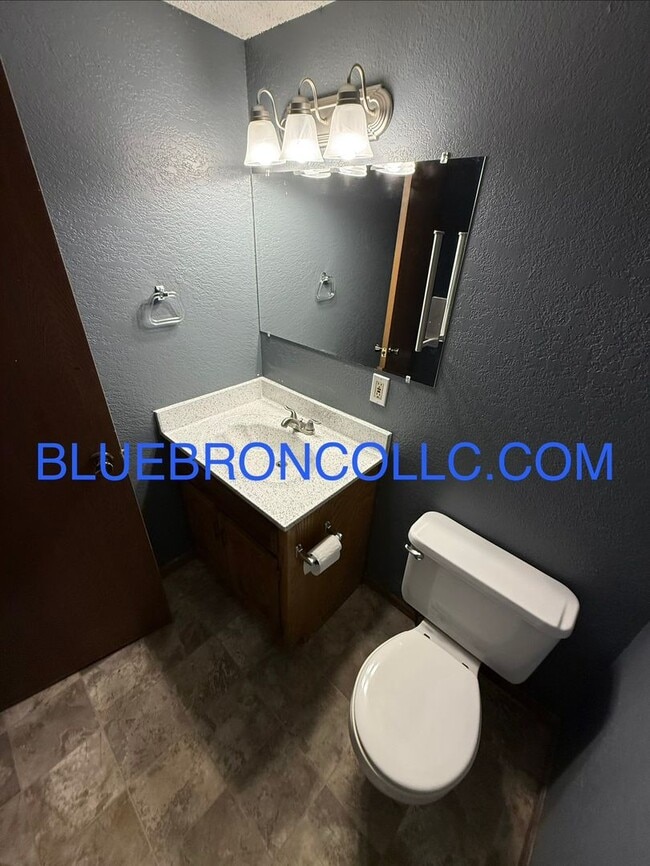 Photo - Updated unit with fresh paint and modern finishes!