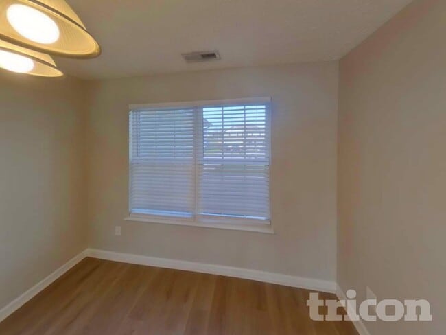 Photo - 1020 Niagra Way