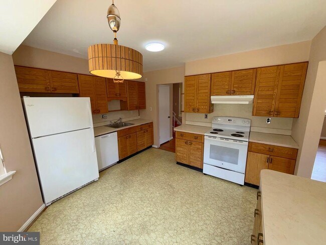 Photo - 7104 Adelphi Rd
