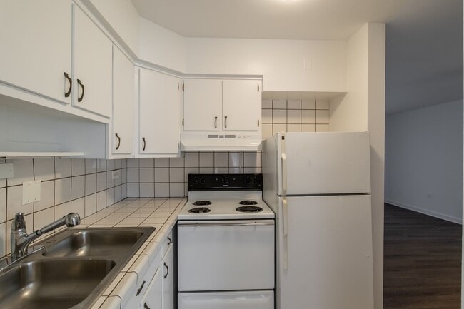 Photo - Elmhurst Deluxe One Bedroom Apartment Unit 150-12B