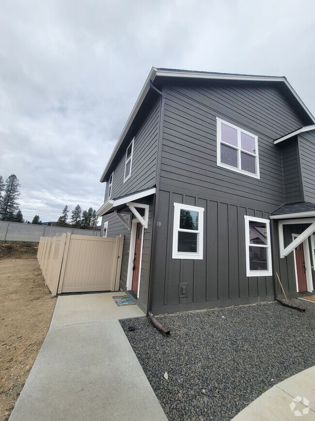 Building Photo - Brand New 3 bedroom, 2 bathroom Town home ...