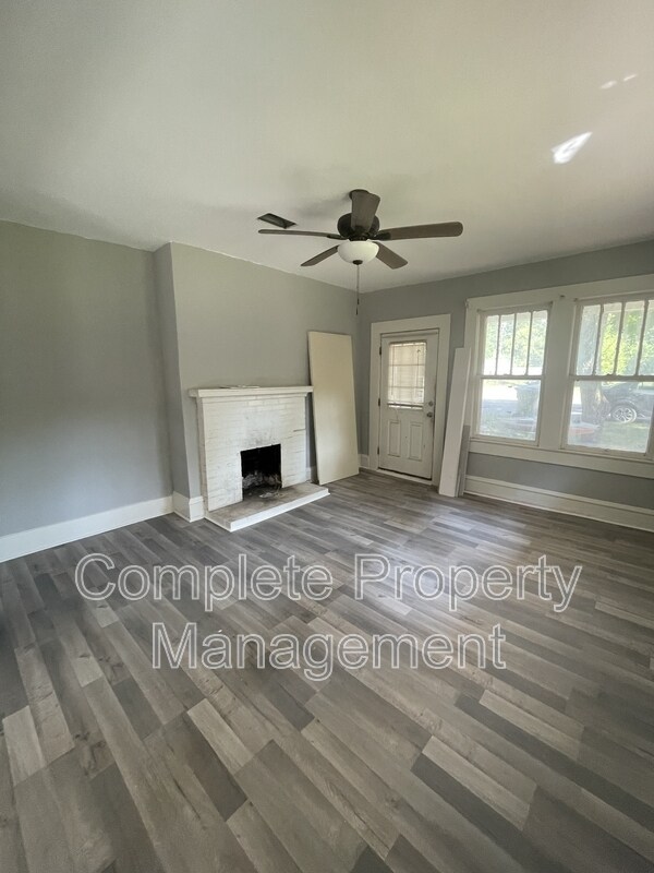 Photo - 404 Chisholm St