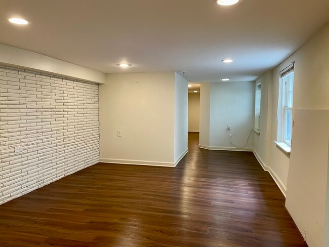 Building Photo - 912 Wilson Dr Unit 910 Wilson Dr