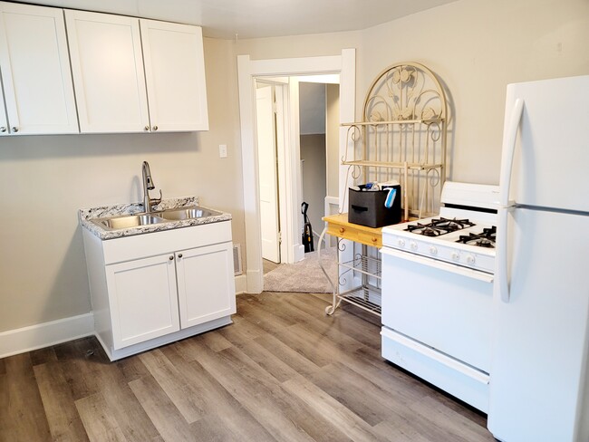 Kitchen - 3933 Homewood Ave Unit 2