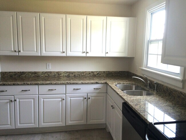 Photo - 2324 Lenora Ln