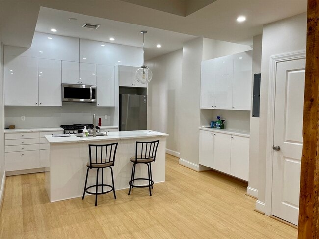 Building Photo - 258 W Broadway