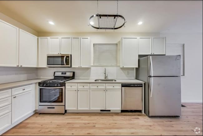 Building Photo - 2817 N Damen Ave Unit 1 Rental