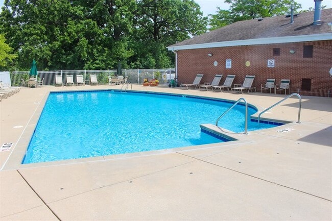 Building Photo - 9049 Westlake Dr Unit Overlook Lakes Greendale