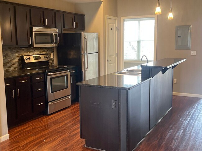 Photo - MODERN OPEN 2 BEDROOM, 2 BATH Unit Walnut C202