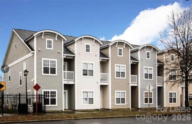 Building Photo - 164 Parkwood Ave