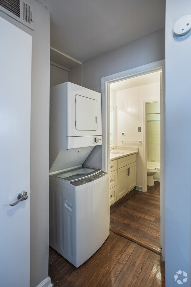 2 BR, 1 BA - 950 SF