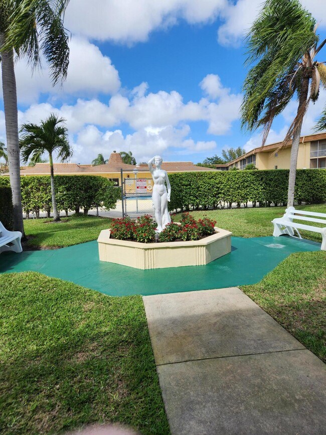 Building Photo - 600 Village Green Ct Unit 108