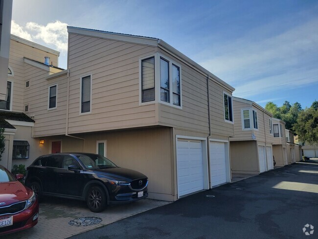 Building Photo - Fully Furnished Townhome for Lease