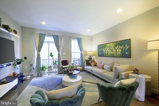Photo - 719 Parkside Pl NE