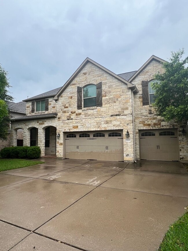 Building Photo - Grand 4 Bedroom in Tera Vista Neighborhood