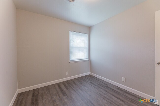 Building Photo - 1106 Illinois Ave Rental