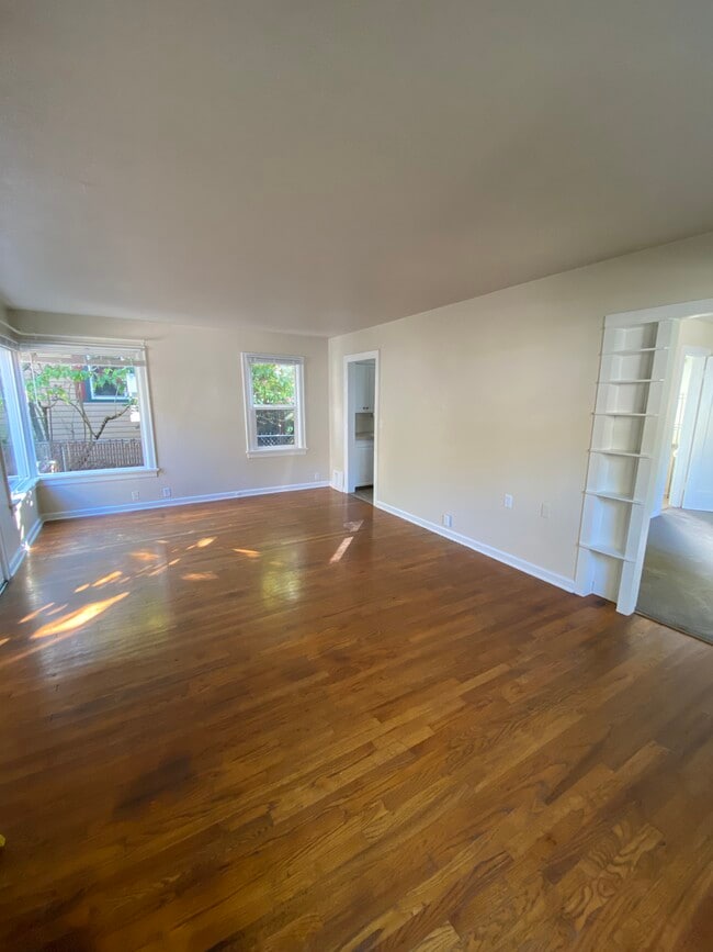 1035 1/2 16th St NE