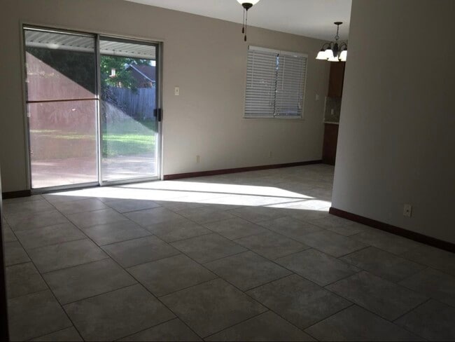 Photo - 320 Avenue F