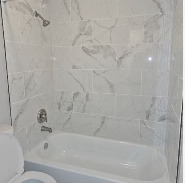 Bañera y azulejo