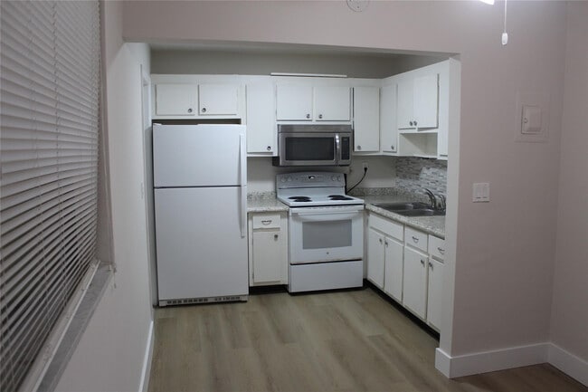 Photo - 1720 Funston St Unidad 103