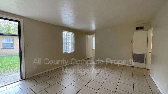 Photo - 3250 Phyllis St